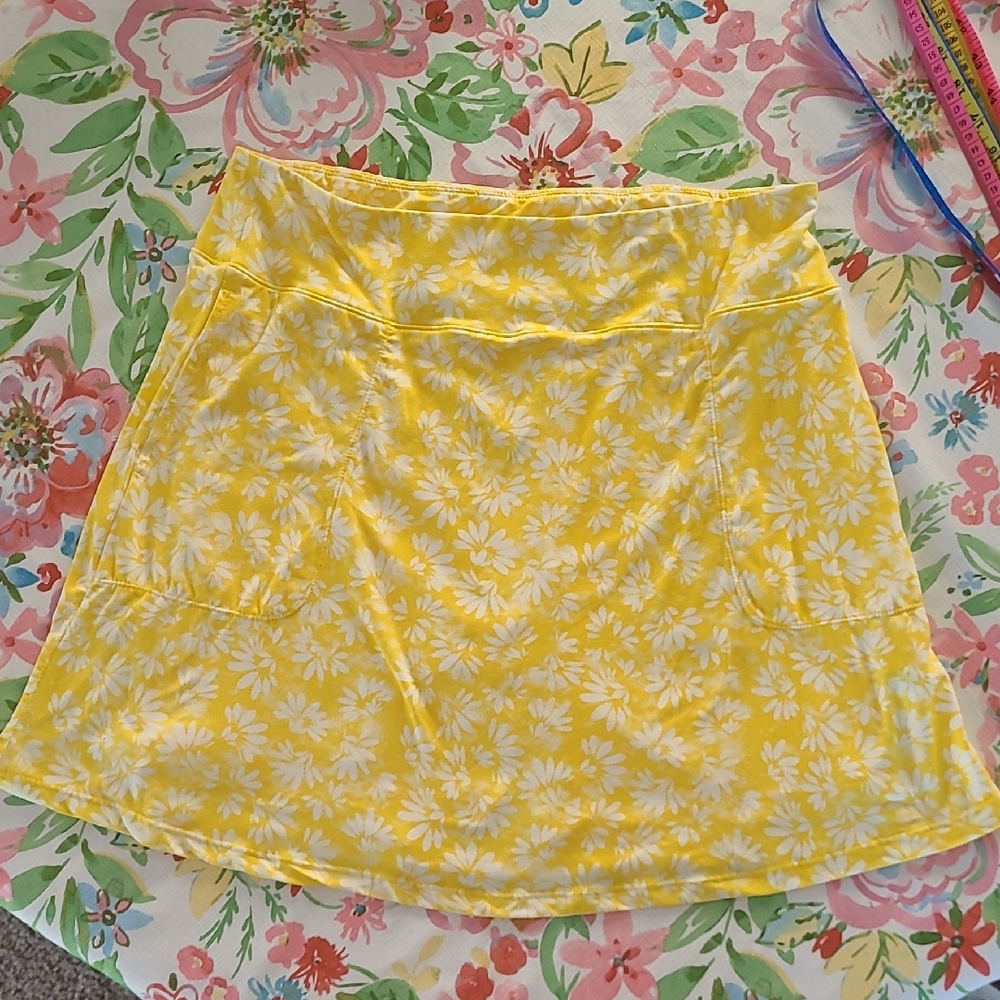 Cuddl Duds Yellow and White Floral A-Line Skort With Pockets!!!